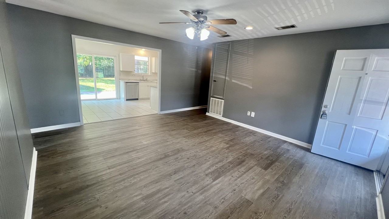 281 Cardinal Dr - Photo 3 of 15