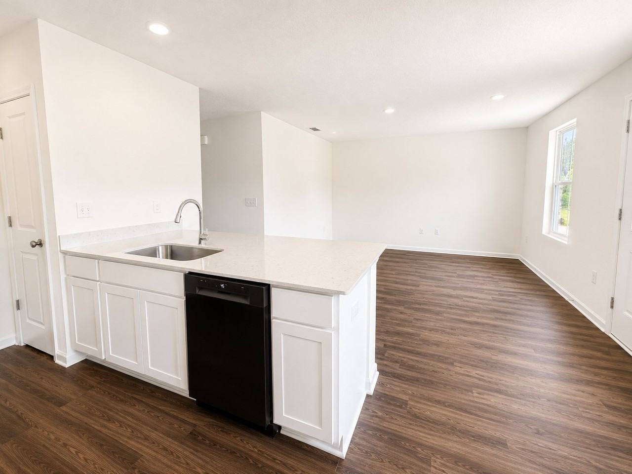 552 Brookside Dr - Photo 2 of 8
