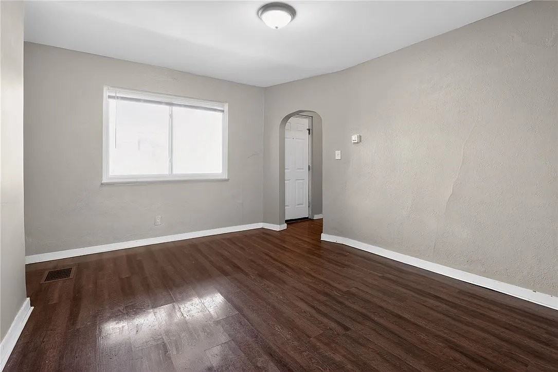 116 Locust St - Photo 3 of 18