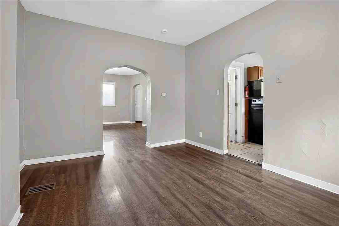 116 Locust St - Photo 4 of 18