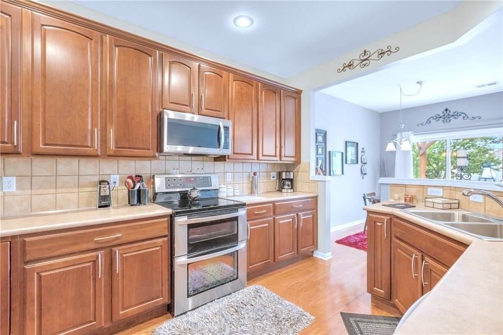 9002 Meadow View Dr - Photo 3 of 9