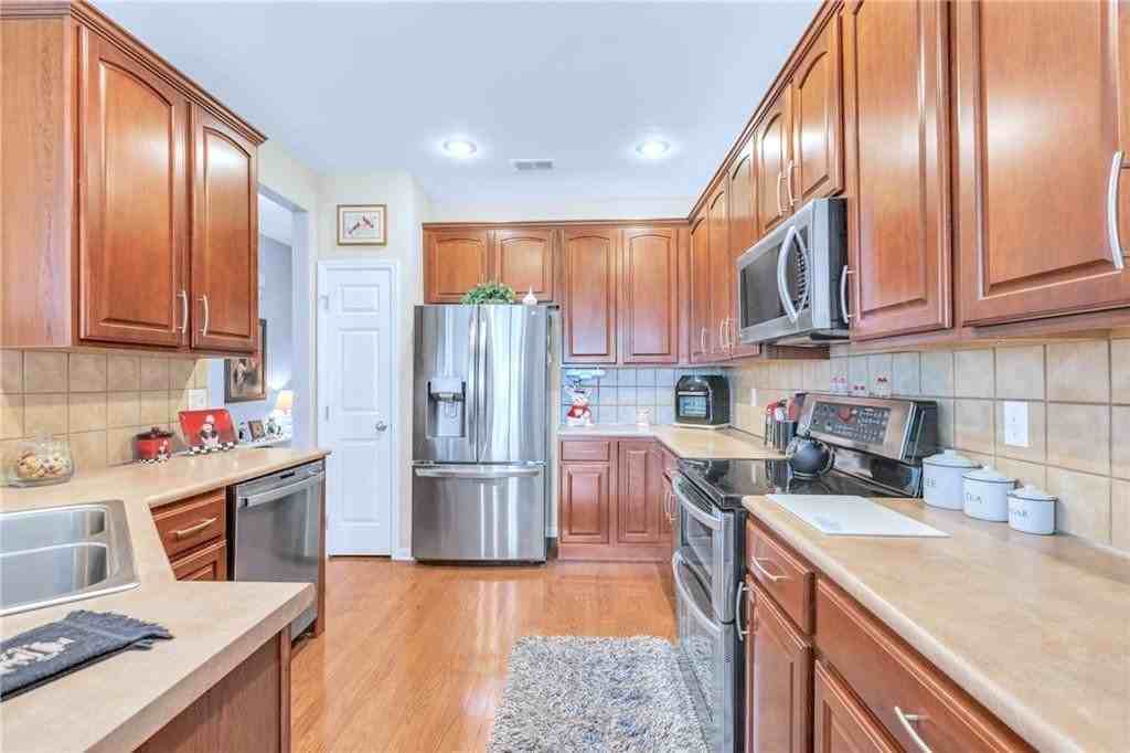 9002 Meadow View Dr - Photo 4 of 9