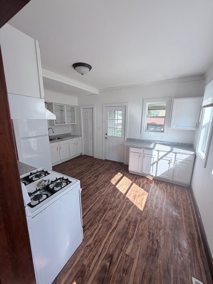 1121 Caroline St - Photo 5 of 16