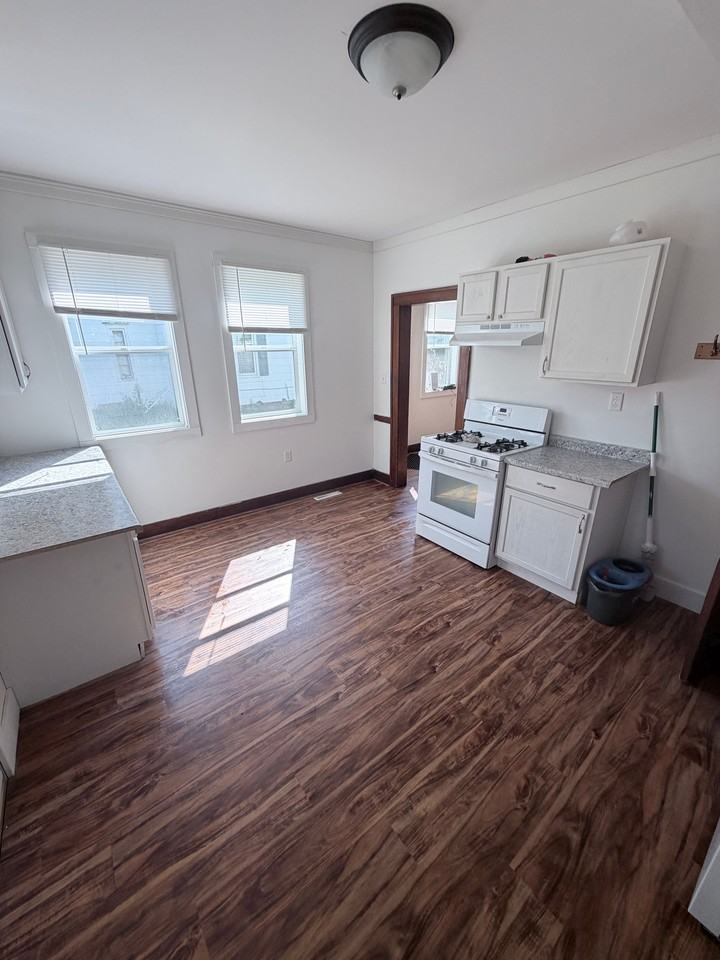1121 Caroline St - Photo 6 of 16