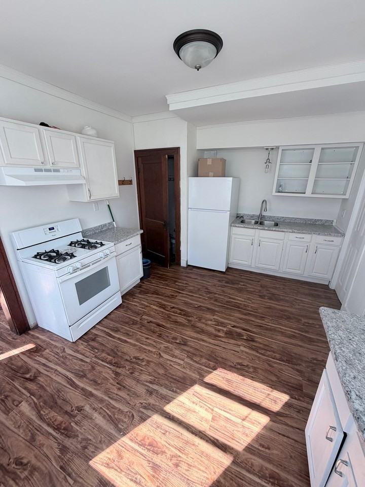 1121 Caroline St - Photo 7 of 16