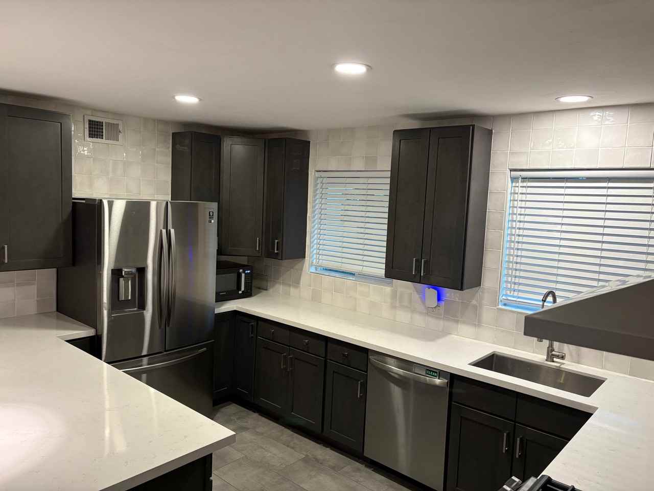 2216 W Pinchot Ave - Photo 2 of 16