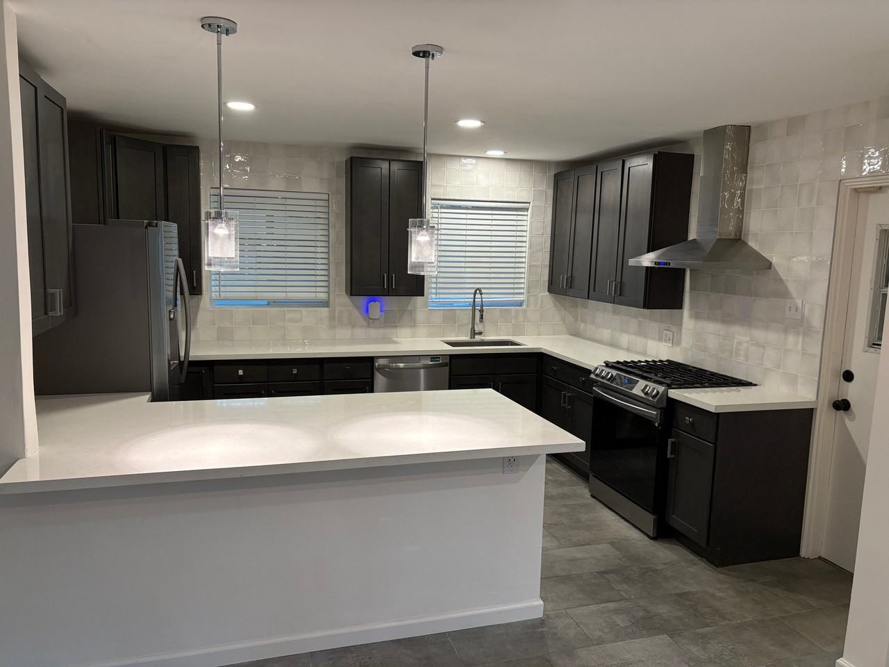 2216 W Pinchot Ave - Photo 3 of 16