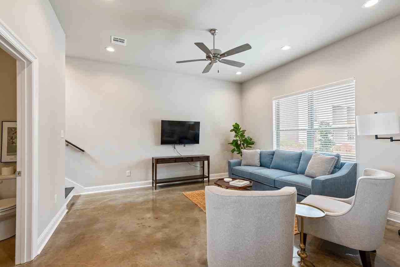 203 Firethorn Dr - Photo 3 of 15