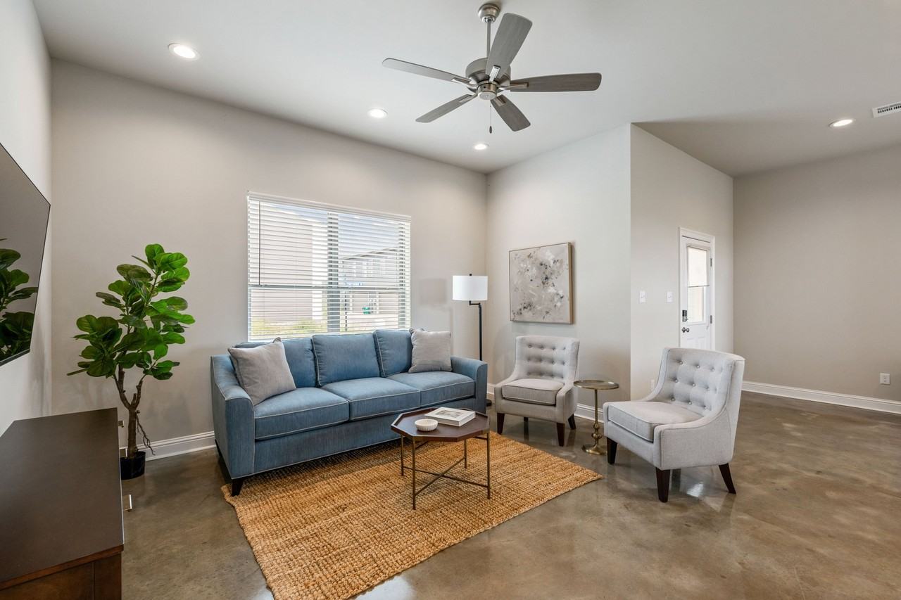203 Firethorn Dr - Photo 4 of 15