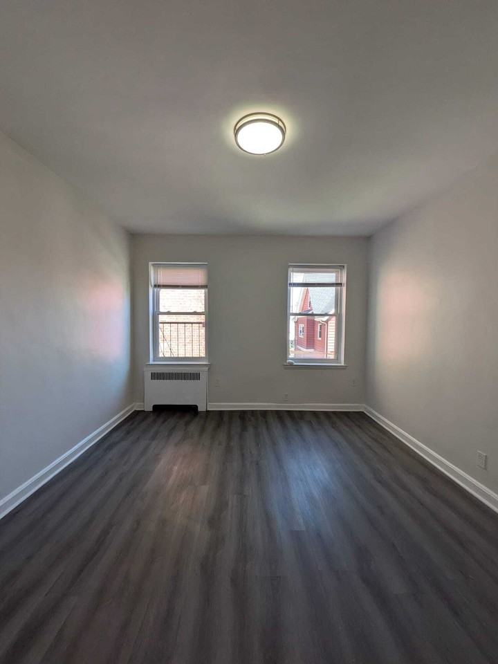 824 Avenue E #B3 - Photo 2 of 8