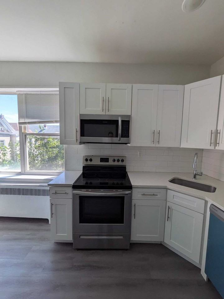 824 Avenue E #B3 - Photo 3 of 8