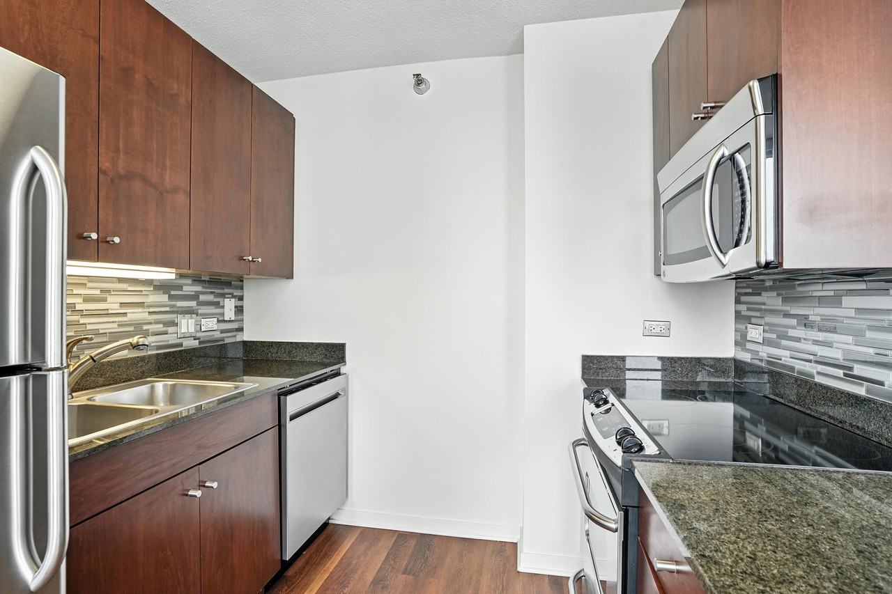527 N Kingsbury St - Photo 4 of 16