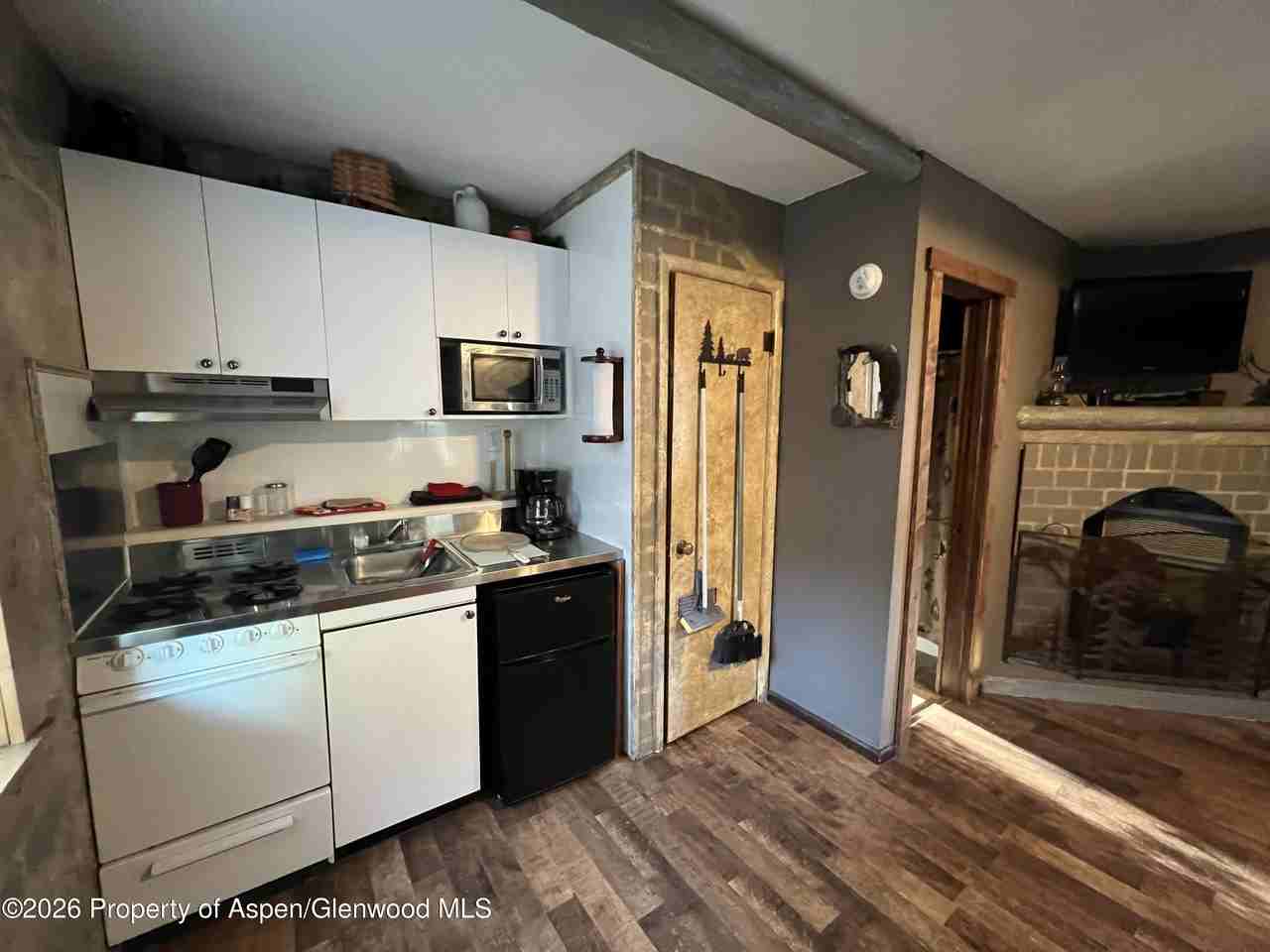 910 Yampa Ave #4 - Photo 4 of 7
