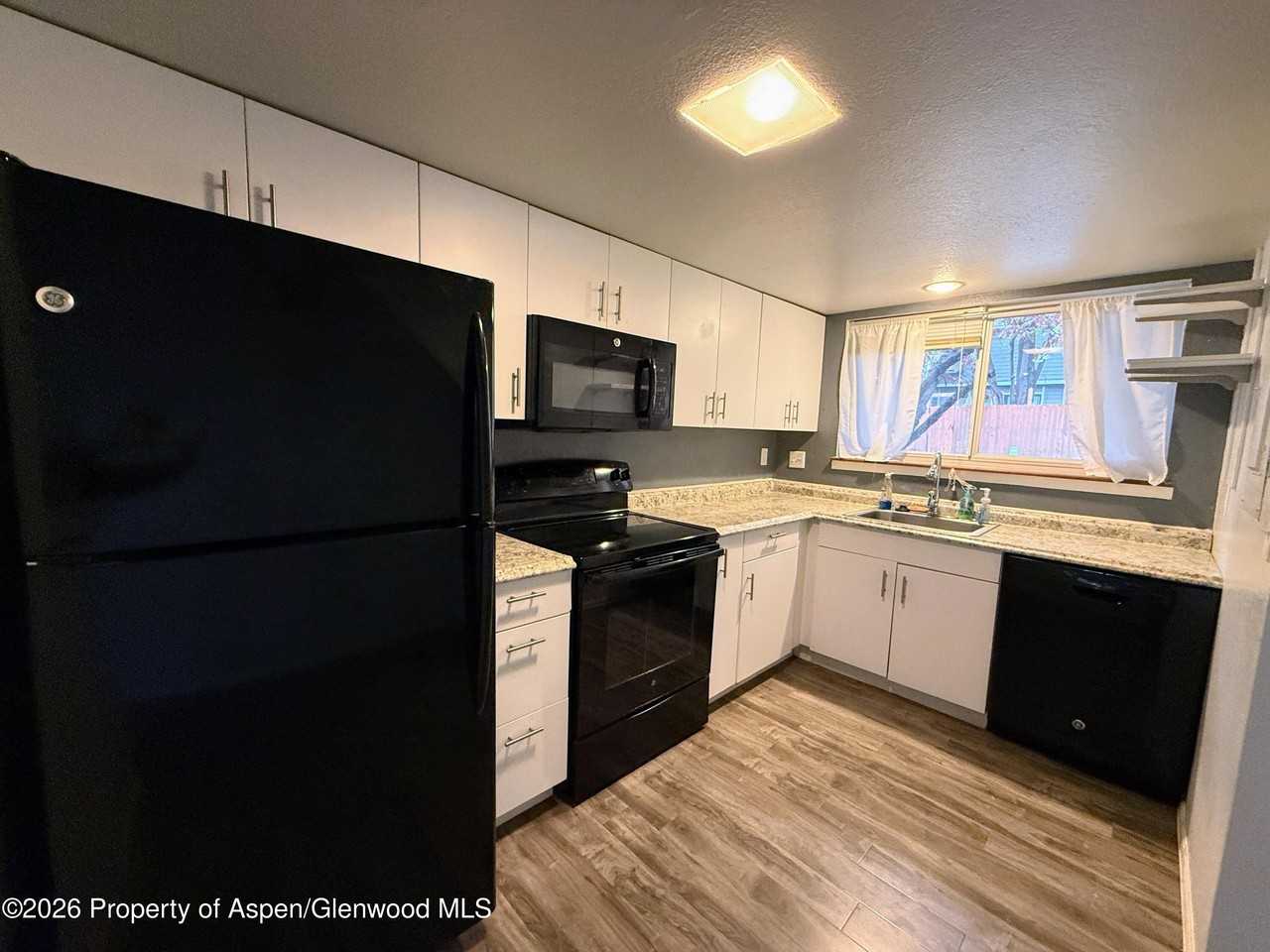 1012 E 7th St - Photo 4 of 11
