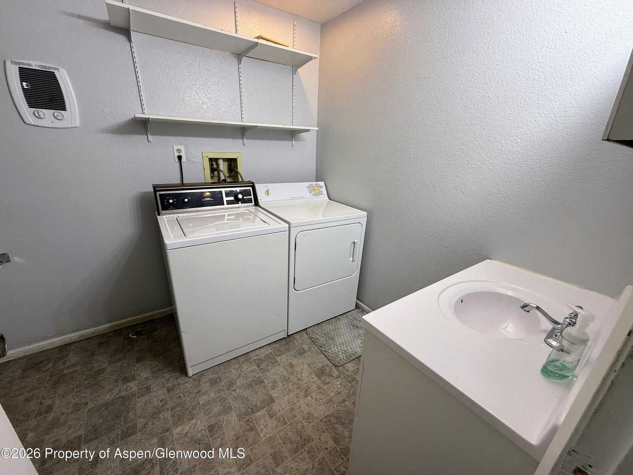 1012 E 7th St - Photo 6 of 11