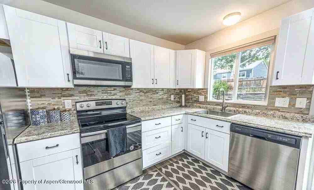 821 Exmoor Rd - Photo 4 of 15