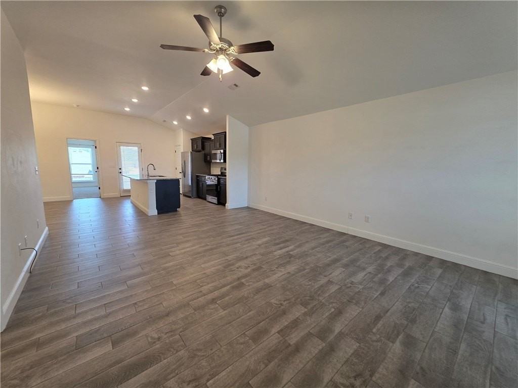 6006 Nw Hoover St - Photo 2 of 21