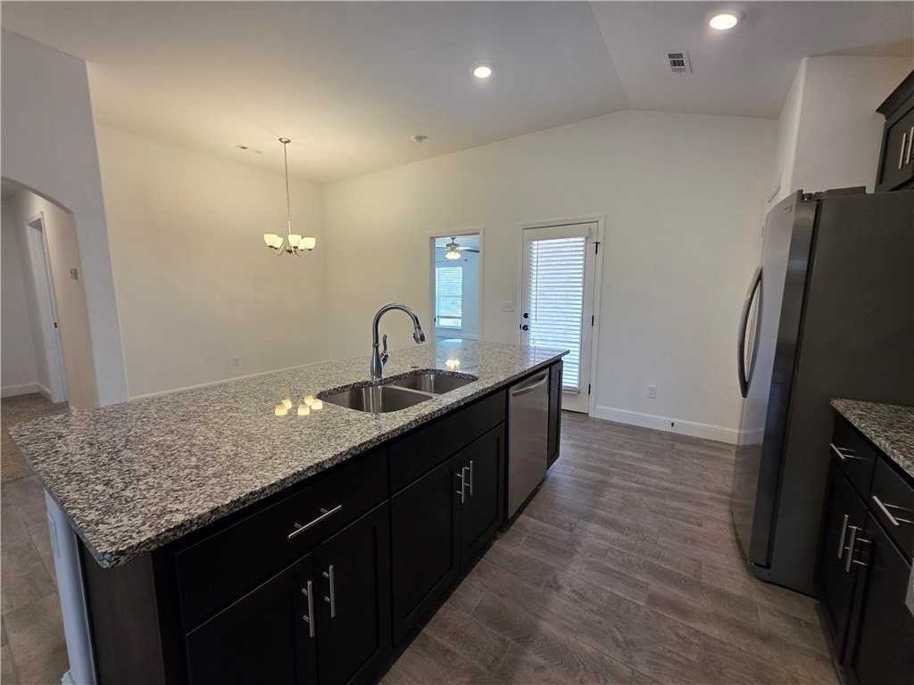 6006 Nw Hoover St - Photo 5 of 21