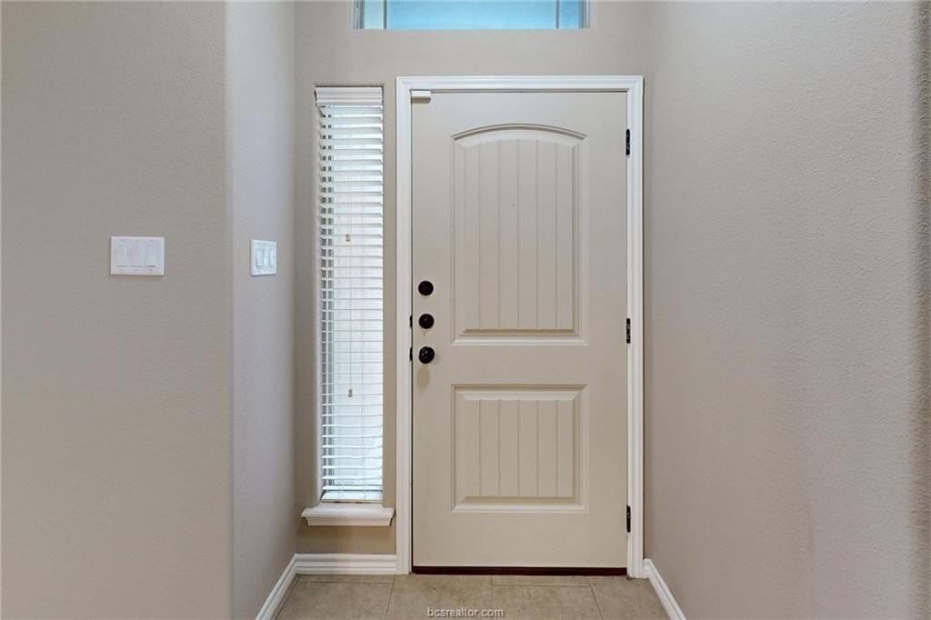 1710 Lonetree Dr - Photo 4 of 40