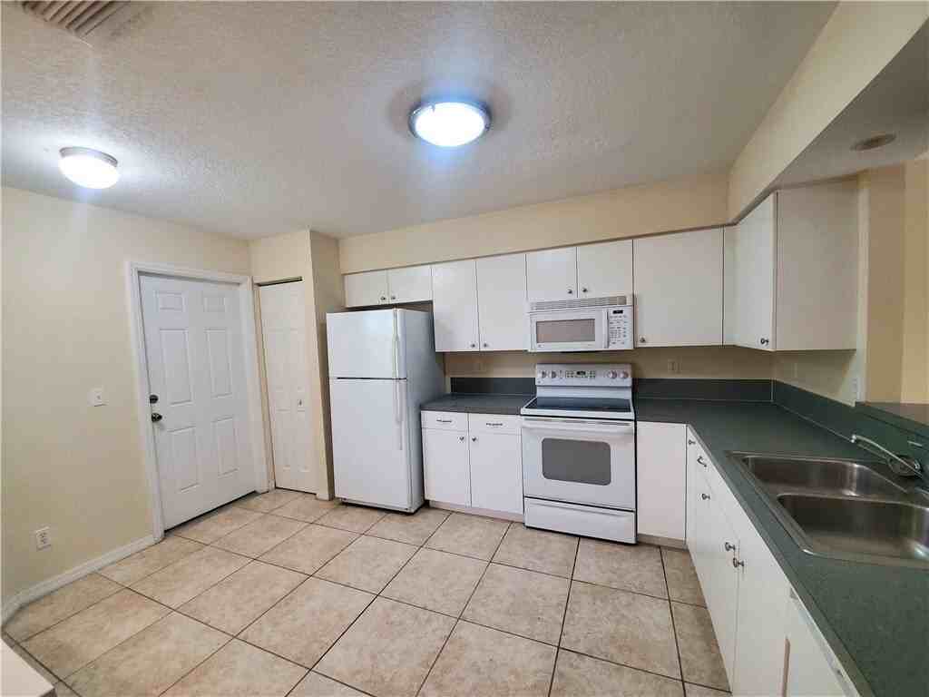 503 6th St - Photo 5 of 18