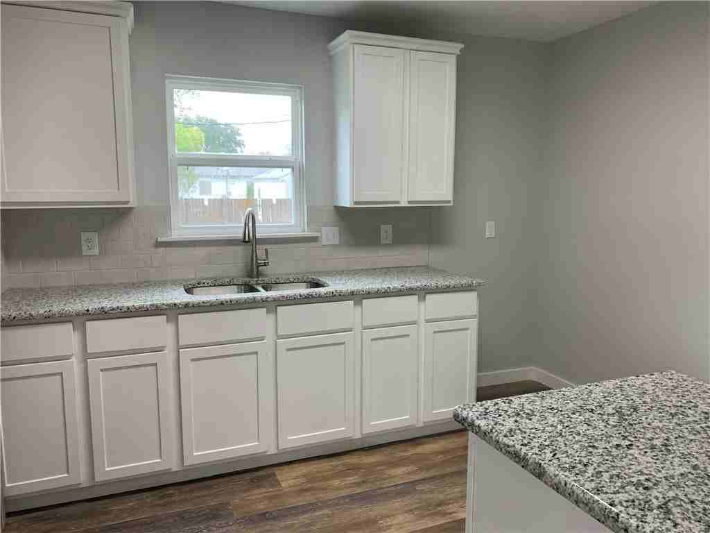610 Caddo St - Photo 2 of 9