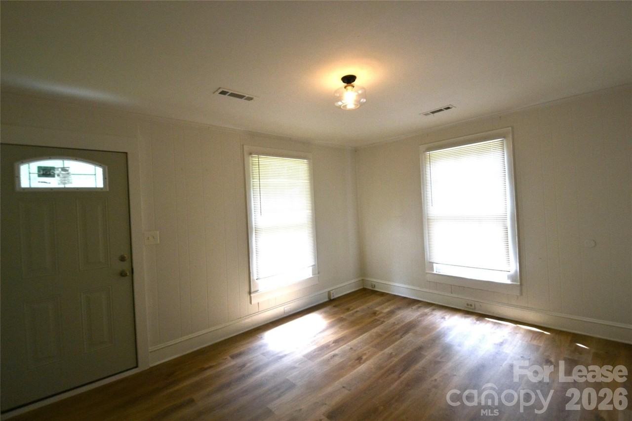 406 W 9th St - Photo 2 of 25