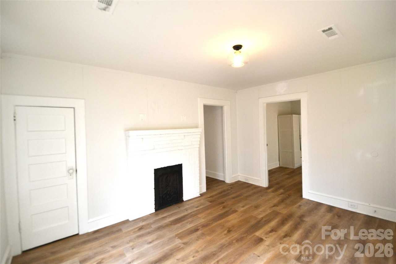 406 W 9th St - Photo 4 of 25