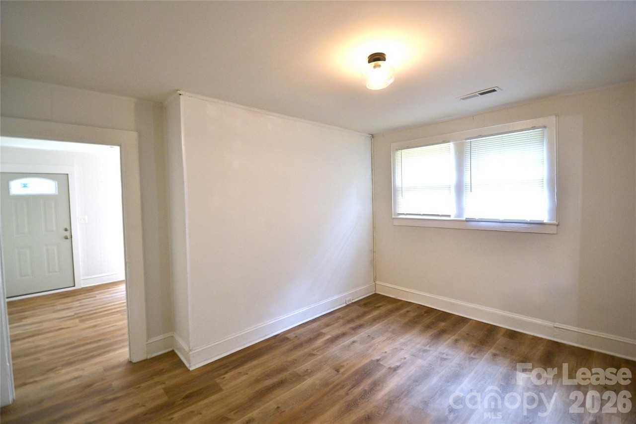 406 W 9th St - Photo 7 of 25