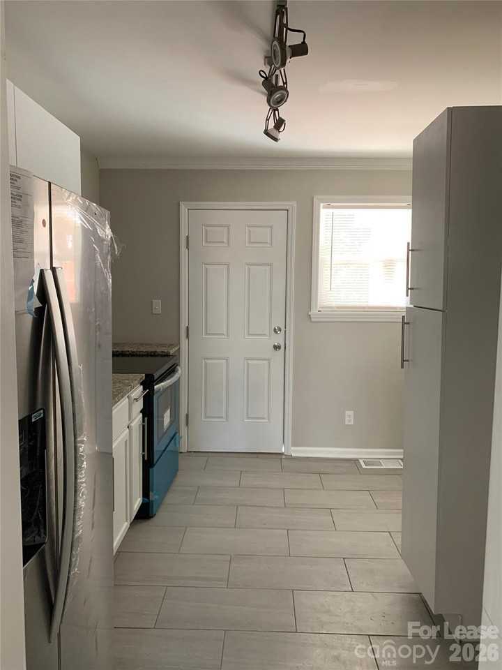 2717 Columbus Cir - Photo 5 of 10