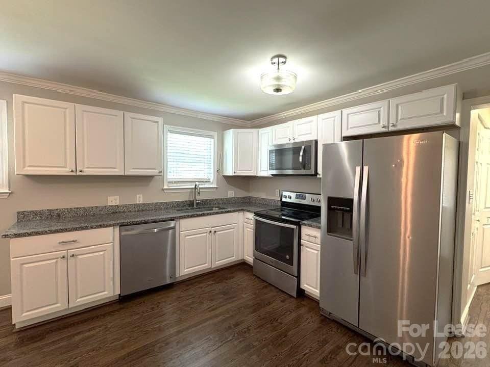 2401 Roslyn Ave - Photo 2 of 16