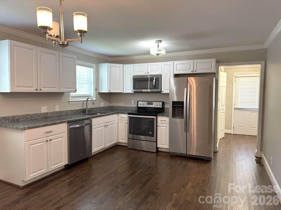 2401 Roslyn Ave - Photo 3 of 16