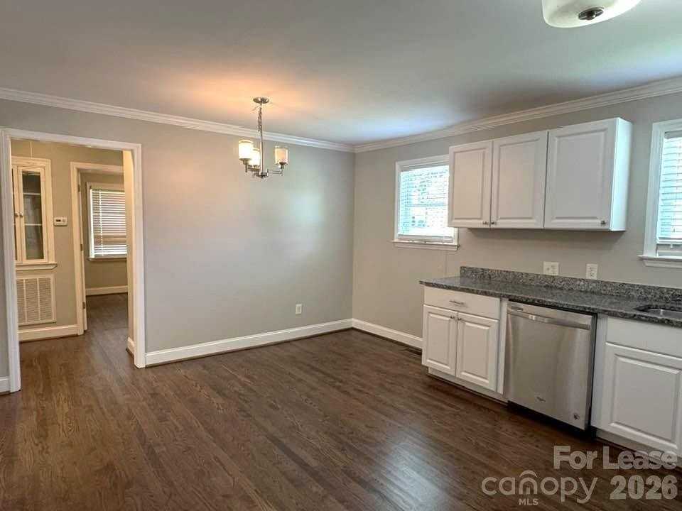 2401 Roslyn Ave - Photo 4 of 16
