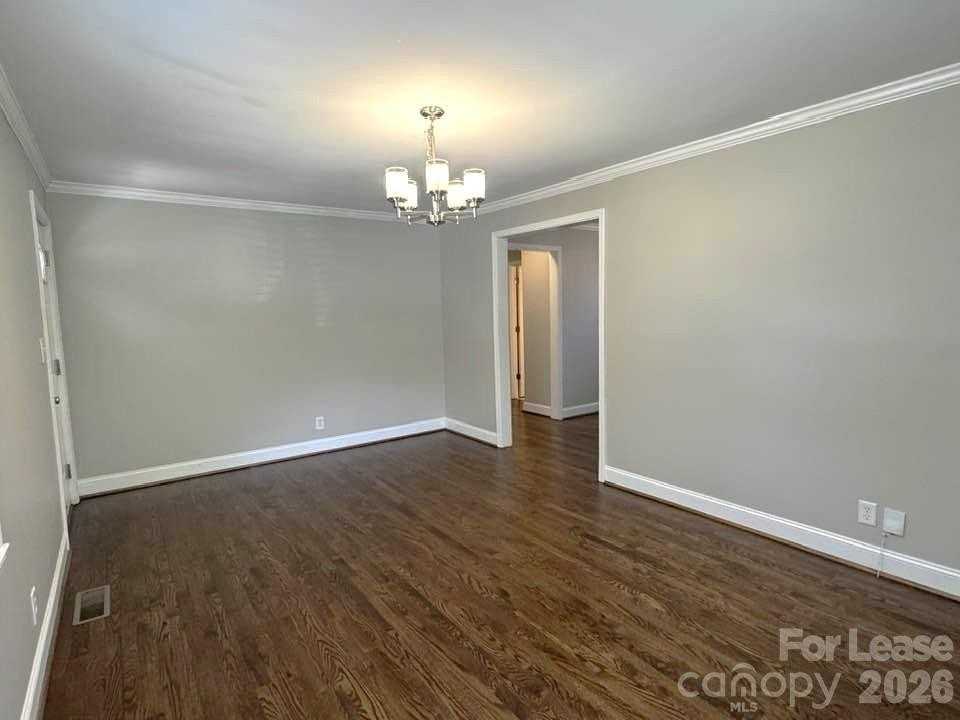 2401 Roslyn Ave - Photo 6 of 16