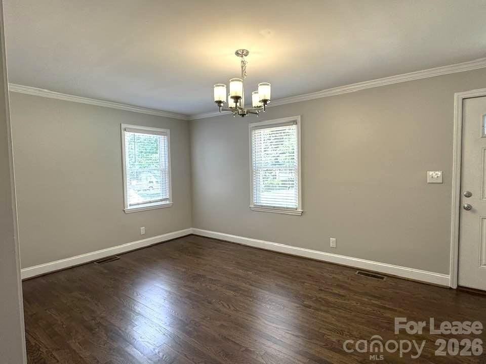 2401 Roslyn Ave - Photo 7 of 16