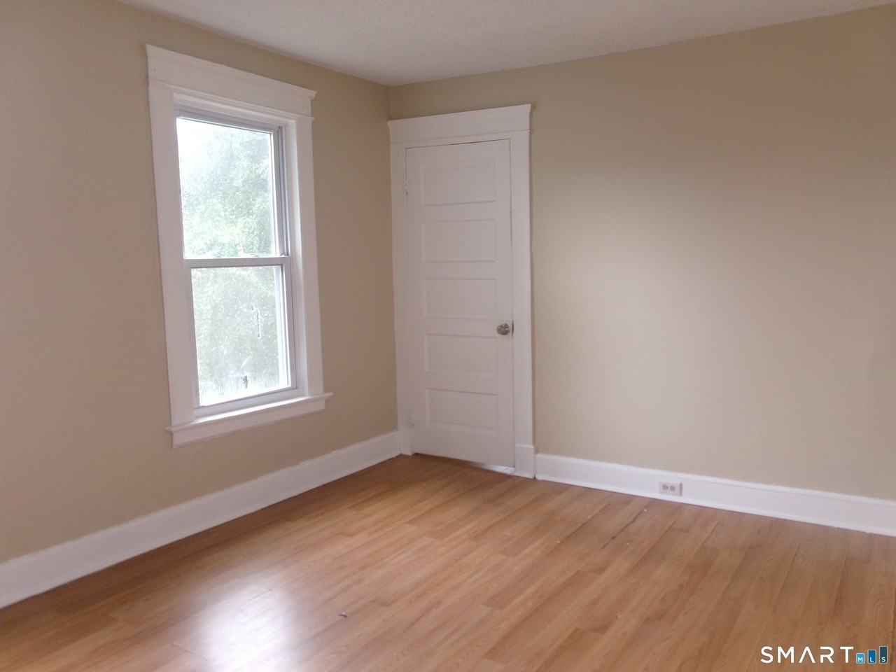 182 Oak St - Photo 3 of 9