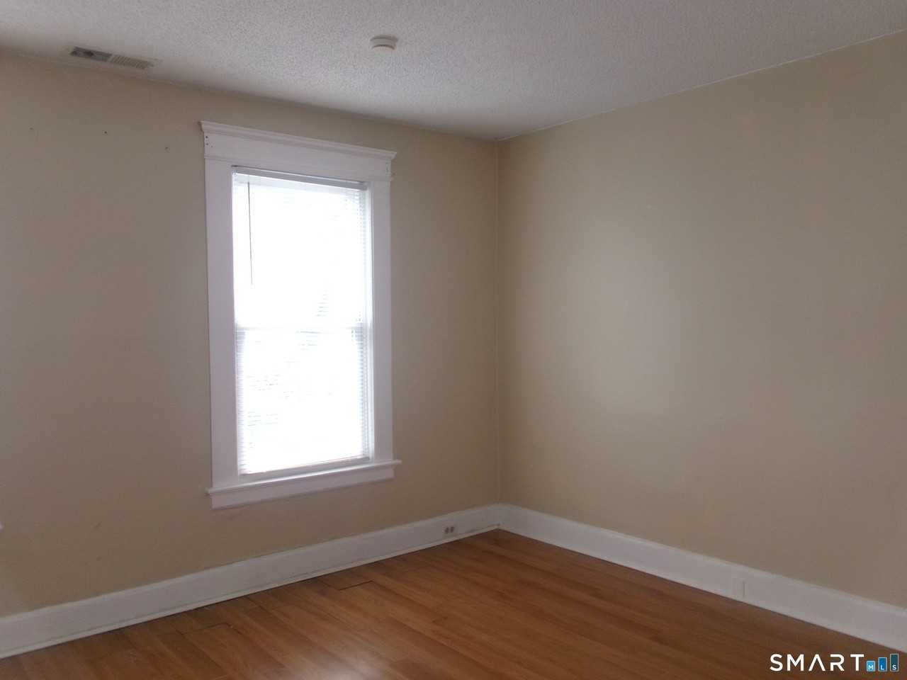 182 Oak St - Photo 5 of 9