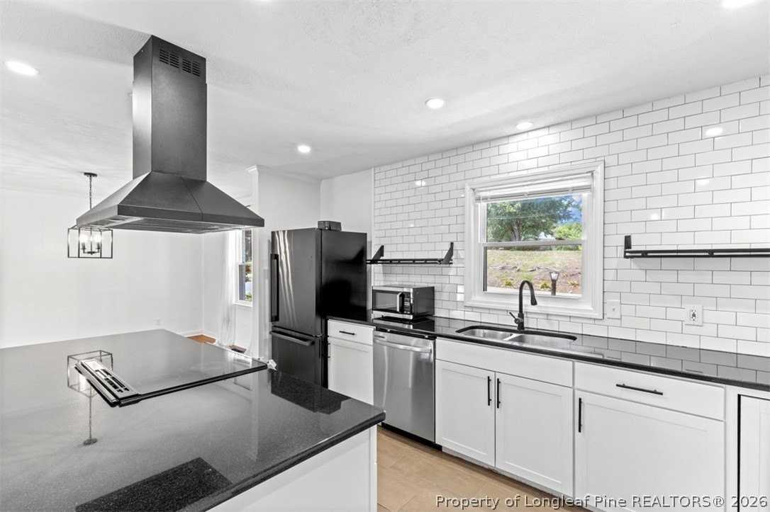 2710 Fordham Dr - Photo 3 of 26