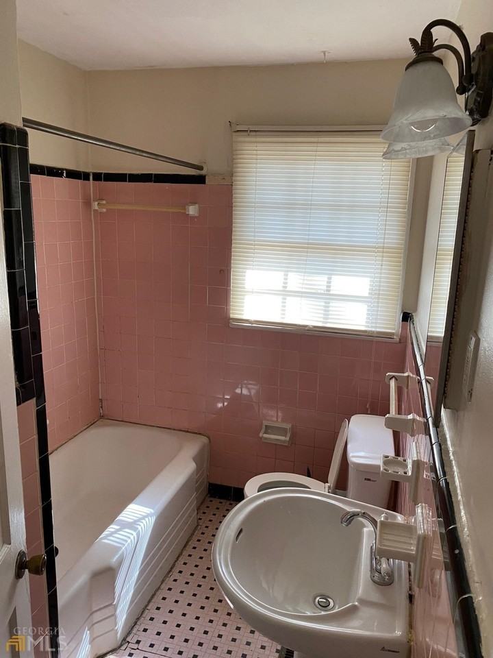 1052 Birch St Sw - Photo 7 of 8