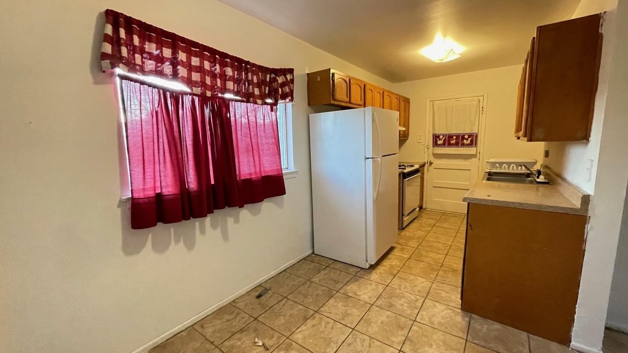 9224 Montgomery Dr - Photo 6 of 17