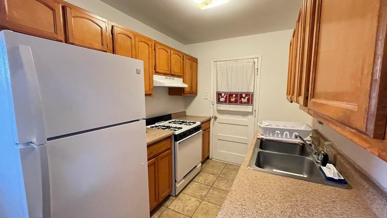 9224 Montgomery Dr - Photo 7 of 17
