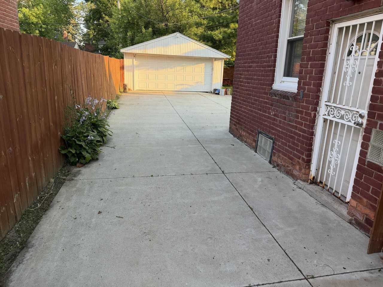 15292 Spring Garden St - Photo 2 of 4