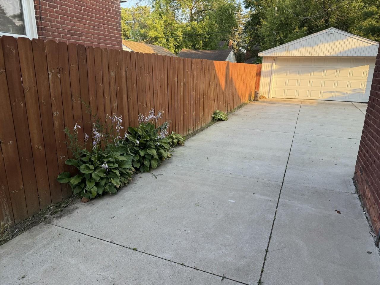 15292 Spring Garden St - Photo 3 of 4