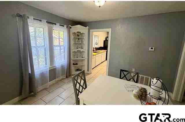 1425 Crescent Dr - Photo 4 of 15