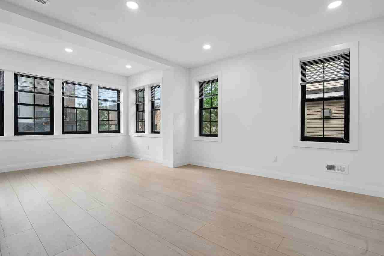 423 Aurora Ave #1 - Photo 3 of 25