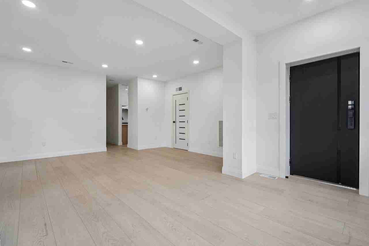 423 Aurora Ave #1 - Photo 4 of 25