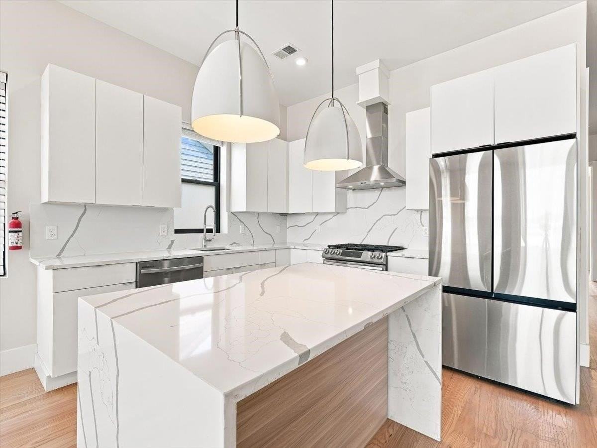 220 Freeman Ave #2 - Photo 5 of 35