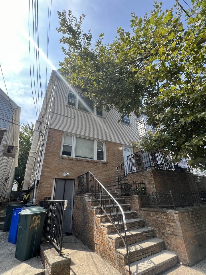 28 E 47th St #2