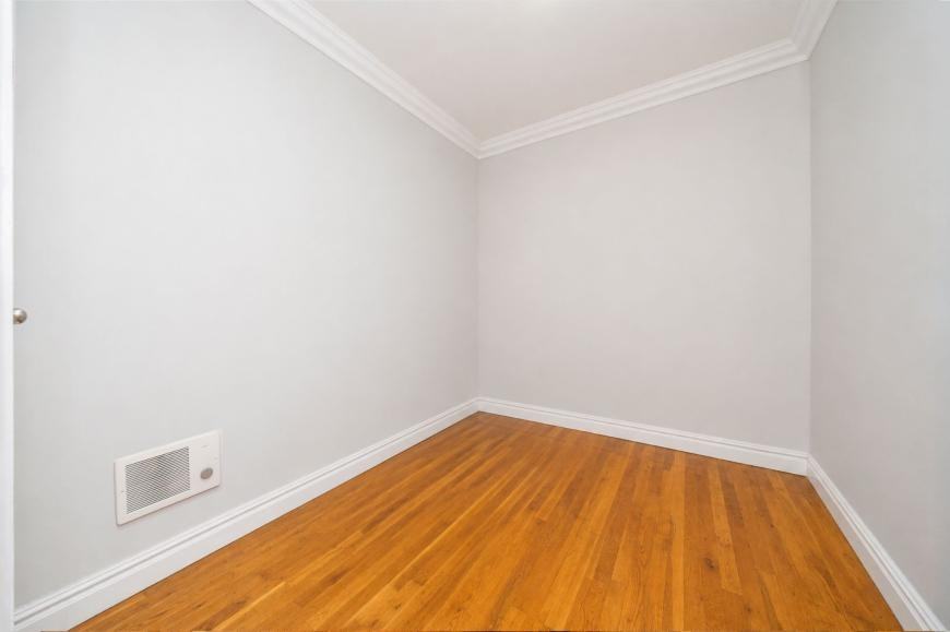 452 9th Ave - Photo 4 of 9
