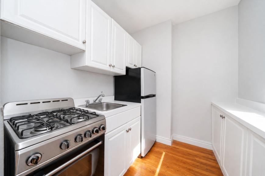 452 9th Ave - Photo 7 of 9