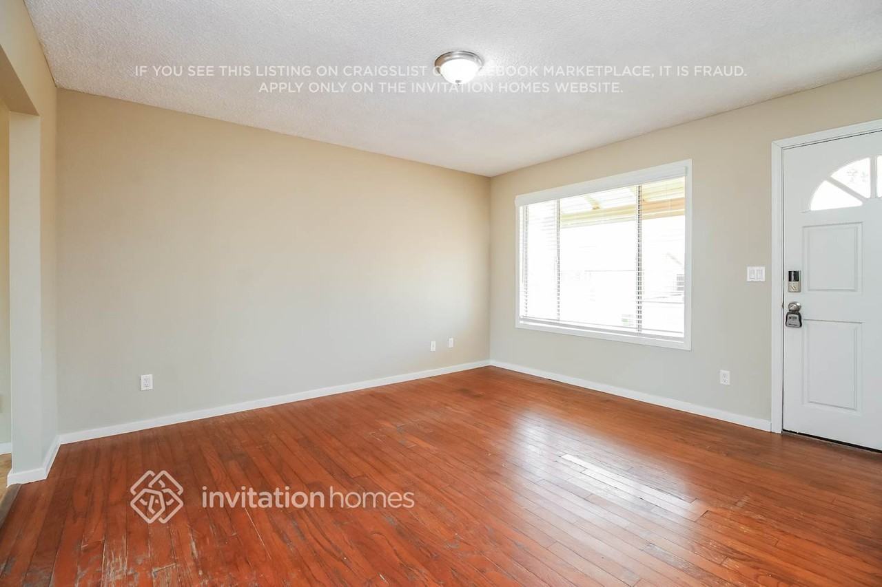 902 W Westchester Ave - Photo 3 of 17